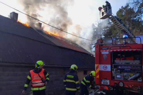 Požár u Lhoty zničil polovinu střechy, škoda je dva miliony