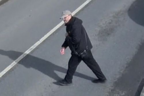 Poznáte muže z kamer? Policie v Plzni pátrá po podezřelém z krádeže v domě