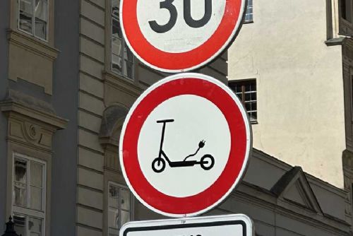 Praha 1 zakazuje elektrokoloběžky v Nerudově ulici kvůli bezpečnosti