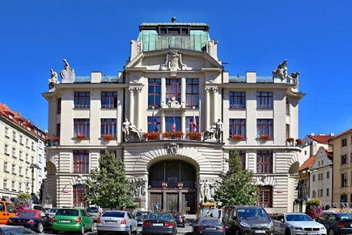 Praha zakončila 2022 s přebytkem 21,5 miliardy: klíčové nákupy, nevyužité fondy