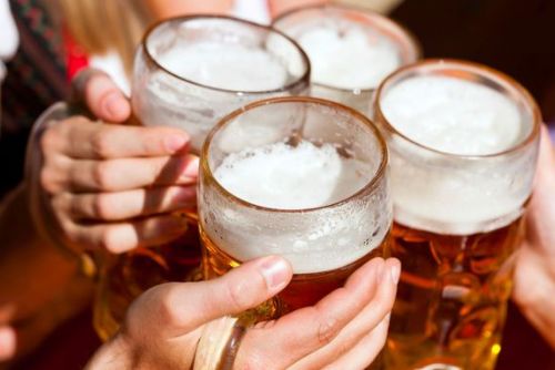 Prazdroj se ptá Čechů, co znamená „jít na jedno“, a otevírá téma střídmého pití
