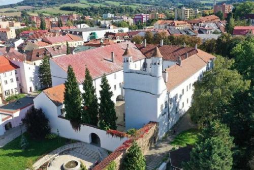 Rekonstrukce zámeckého nádvoří v Novém Jičíně: sklo, technologie a nové centrum do roku 2027