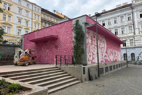 Růžový mural na Žižkově odkazuje na českou krajku a vzbuzuje emoce. Dílo vzniká na Kostnickém náměstí