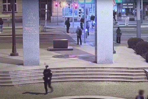 Sdílená kola přinášejí své problémy. Cyklisté v Plzni jezdí na červenou i po chodníku