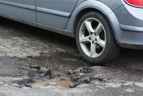 Silničáři v kraji vyrazli do boje s výtluky na silnicích, hlaste je přímo SÚSPK