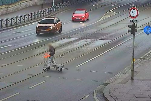 Spanilá jízda Plzní s ukradeným vozíkem (video)