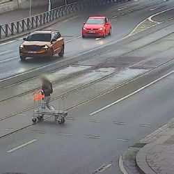 Spanilá jízda Plzní s ukradeným vozíkem (video)