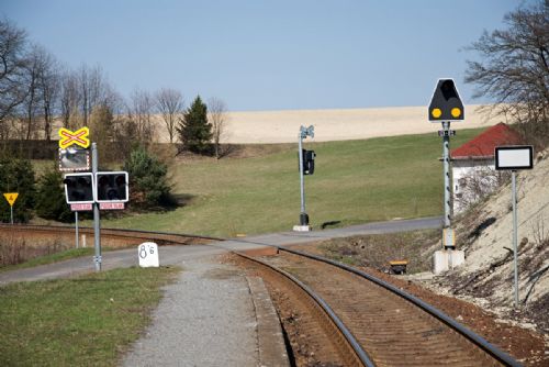 Špatný výhled a riziková místa. Další přejezdy v kraji dostanou závory