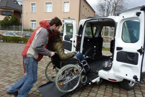 Stát vyplatil v Plzeňském kraji na péči 2,8 miliardy. Výdaje i počet příjemců rostou