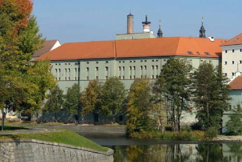 Strach, loutky a mravenci: Sladovna Písek otevírá tři nové výstavy