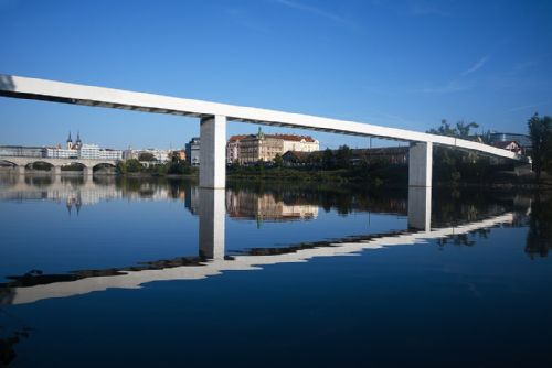 Štvanická lávka - nový most odolný proti povodním zvládl test zvednutí o tři metry za 17 minut