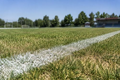 Sucho komplikuje údržbu sportovišť v jižních Čechách. Kluby šetří vodou a zalévají hlavně v noci