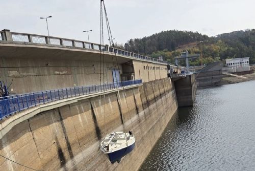 Sucho na Orlíku ukončilo plavby předčasně. Hladina je nejníž od roku 1982, lodě se vyzvedávají jeřábem