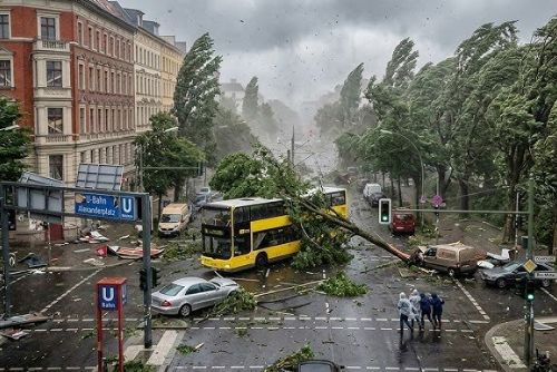 Tornáda v Německu strhávala střechy. Západní Čechy bouřky zasáhly podstatně mírněji