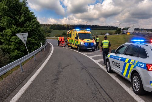 Tragédie na přivaděči k D5. Sedmdesátiletý motorkář po smyku narazil do svodidel a zemřel