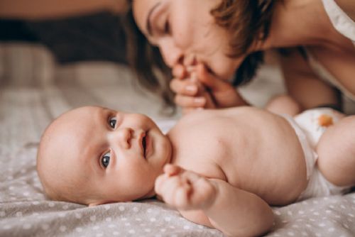 Tři domácí návštěvy porodní asistentky jsou od ledna hrazené pojišťovnou. V Praze a části Středočeského kraje chybějí kapacity