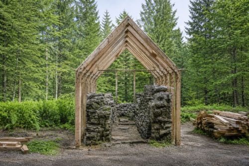 U Hauswaldské kaple u Srní postaví stříšku a umístí 160cm skleněnou Madonu