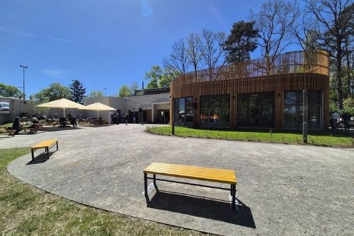 U Košuteckého jezírka otevřel nový objekt. Bistro doplní dětská skupina Pastelková Jezírko