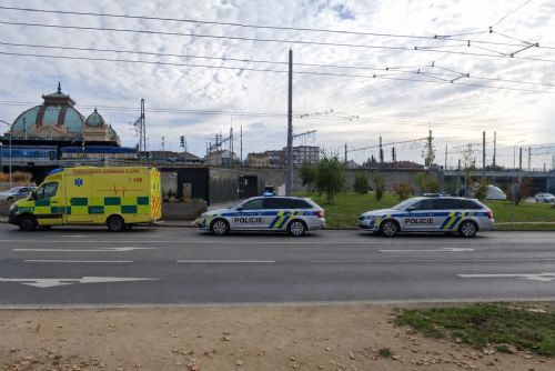 U plzeňského nádraží zasahovala policie. Opilý muž ohrožoval lidi nožem