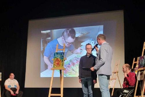 Umění zrozené z terapie: Výstava v Chotěboři nadchla příběhy autorů