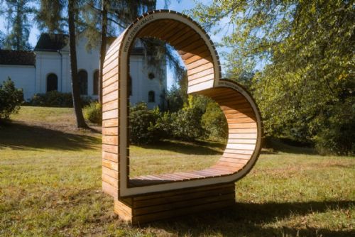 V Konstantinových Lázních lavička ve tvaru srdce. Nový fotopoint láká turisty