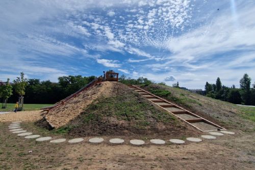 V Plzni můžete využít nový dětský park U Ježíška. Láká na čtyřmetrovou skluzavku