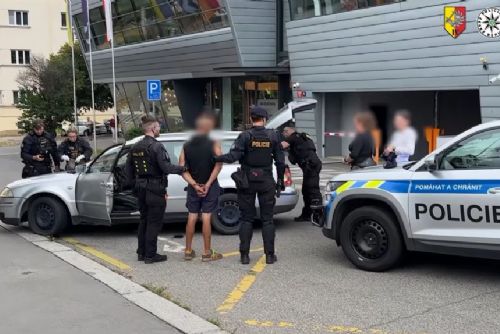 V Praze policisté zadrželi řidiče se sedmiletým zákazem. Při honičce jel až 160 km/h, v autě měl konopí