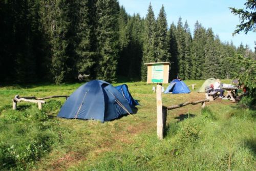 Víte, že na Šumavě můžete přespat legálně i mimo kemp? Tohle jsou místa, kde je to povolené