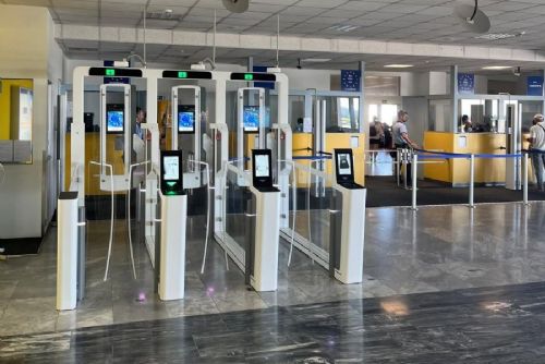 Vtip o teroristovi kvůli powerbance zastavil rodinný odlet z Letiště Václava Havla