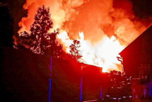 Vzduchem létaly kusy eternitu. Noční požár ve Zbirohu ohrožoval hasiče i truhlárnu