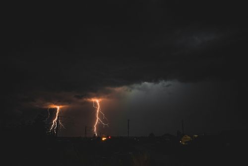 Bouřka odřízla desetitisíce domácností od elektřiny