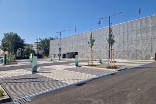 Academy Park: Největší parkovací dům v Brně s 606 místy a zelenou terasou
