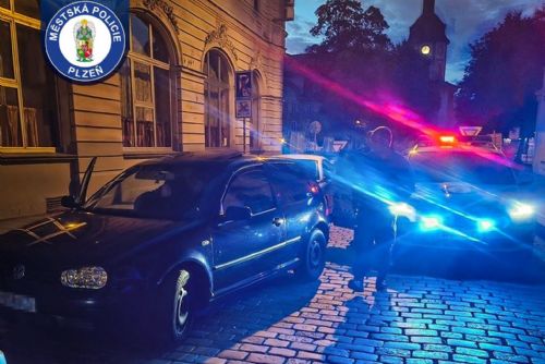 Bez řidičáku, bez technické a s cizí značkou. Usmiřovací mise v Plzni skončila u policie