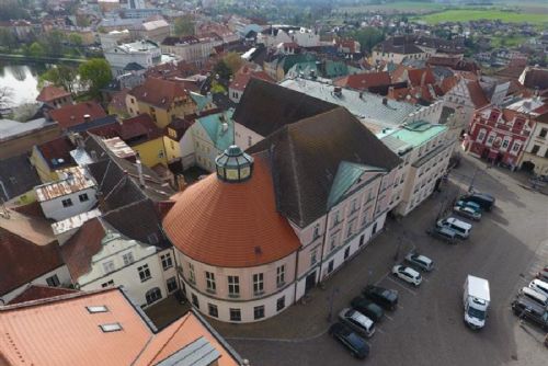 Bývalá pošta na Žižkově náměstí čeká rekonstrukce. Vznikne zde nový zasedací sál zastupitelstva
