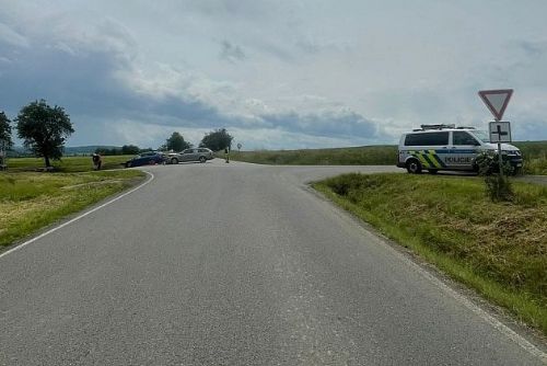 Čelní srážka dvou Octavií u Šťáhlavic - čtyři zranění, včetně dětí