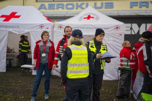 Cvičení na frýdlantském letišti prověřilo připravenost složek záchranného systému při evakuaci obyvatel