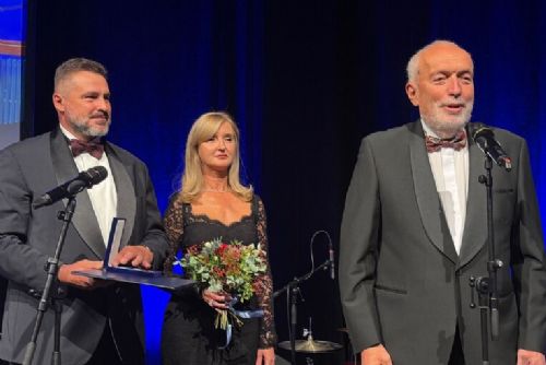 Děkan právnické fakulty oceněn Záslužným křížem české advokacie