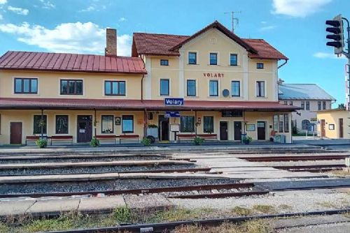 Elektrifikace železnice míří k Šumavě: zahájení prací plánováno na rok 2029