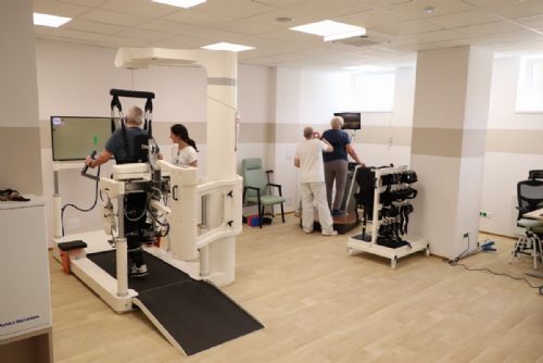 FN Plzeň otevřela centrum robotické rehabilitace. Pacientům pomáhá znovu chodit