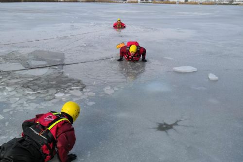 Hasiči varují, pozor na zrádný led!