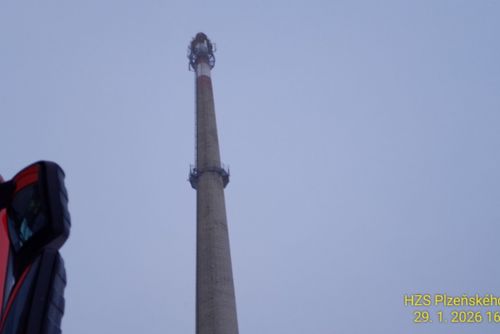 Hasiči zachránili mladíka z komína vysokého 90 metrů, chtěl spáchat sebevraždu