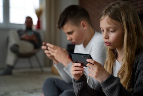 Hospitalizované děti v Opařanech budou sledovat v prvním a čtvrtém týdnu. Výzkum se zaměří na mobily