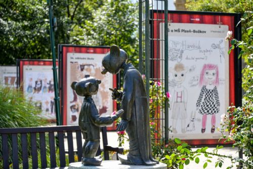 Hurvínek slaví stovku mezi školáky. Šafaříkovy sady zdobí jejich originální díla