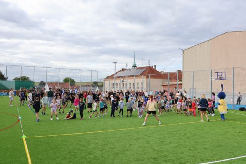 Kožlany otevřely nové multifunkční hřiště za 19 milionů. Sloužit bude i veřejnosti
