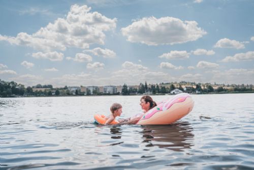 Kvalita vody se zhoršila, sinice přibyly na Hracholuskách. Jak poznat kdy raději do vody nevstupovat?