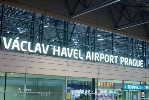 Letiště Praha uzavřelo hlavní ranvej, provoz se dočasně přesouvá nad Prahu a Středočeský kraj