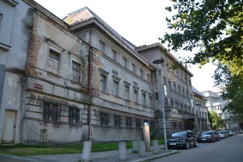 Miliardová Akce Lázně pod drobnohledem. Chybí povolení, cena roste a zakázky budí otázky