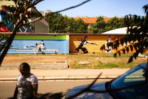 Na Tyršově nábřeží v Pardubicích vzniká sto metrů dlouhý sportovní mural s pomocí žáků ZUŠ