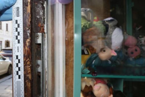Nejdřív ukradli telefony a Pikachu, pak jen dokumenty za deset korun. Skončili v rukou policie