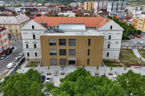 Nová radnice na Čtyřce má interiéry od Sutnarky. Studenti navrhli síň i zastupitelský sál
